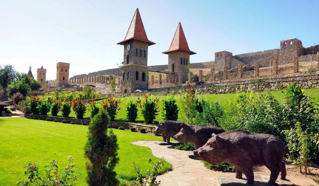 Диснейленд по-русски: где можно встретить сказочные замки?